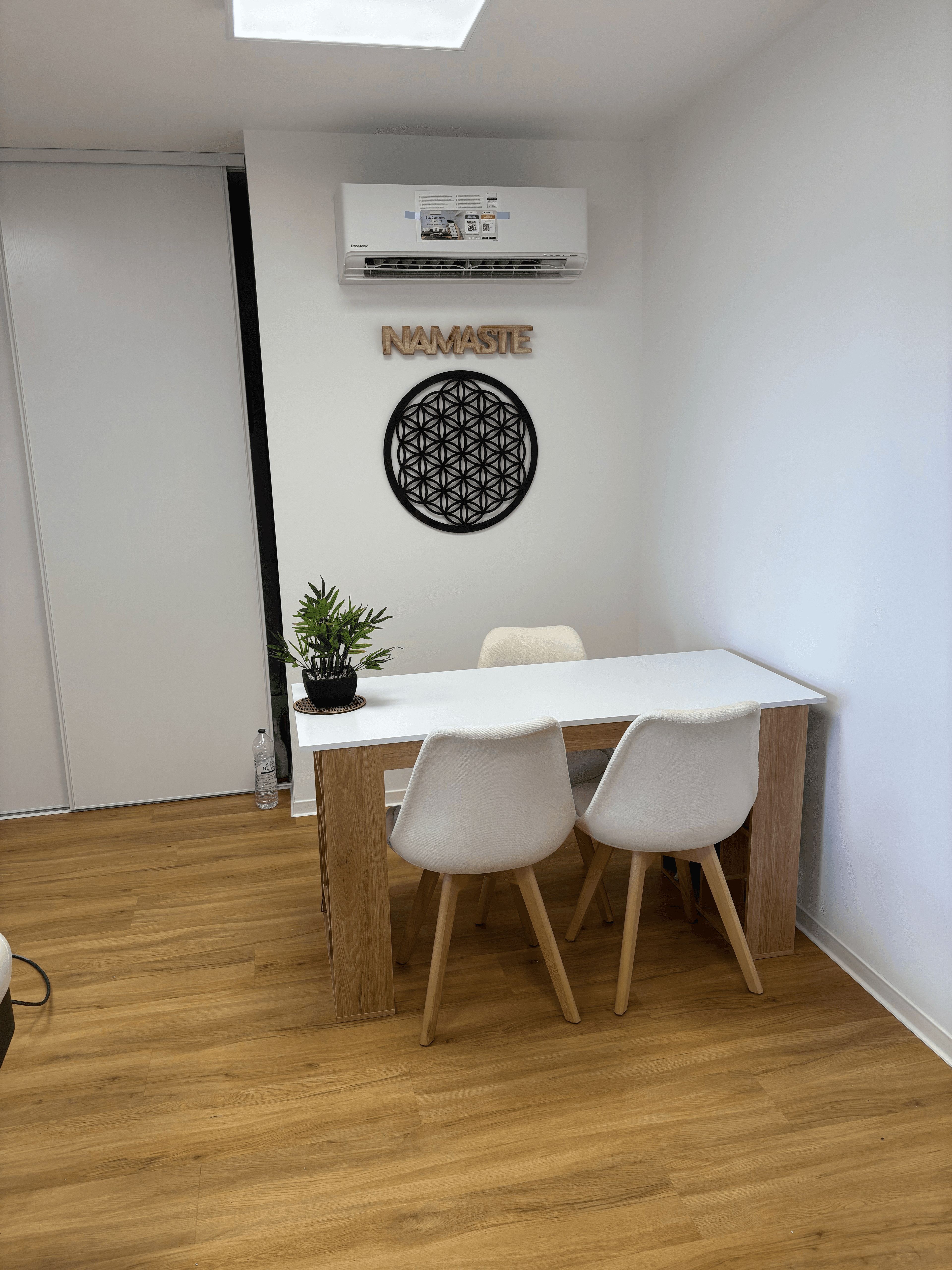 Espace de consultation — bureau accueillant avec décoration Namasté